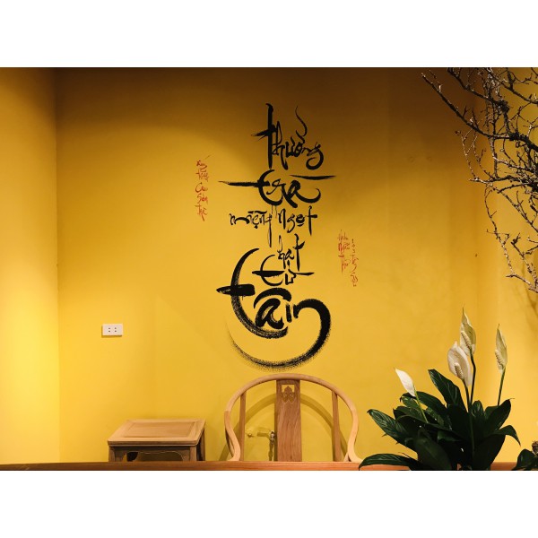 Viết thư pháp lên tường phòng trà Cao Sơn - Làng Việt Kiều Châu Âu